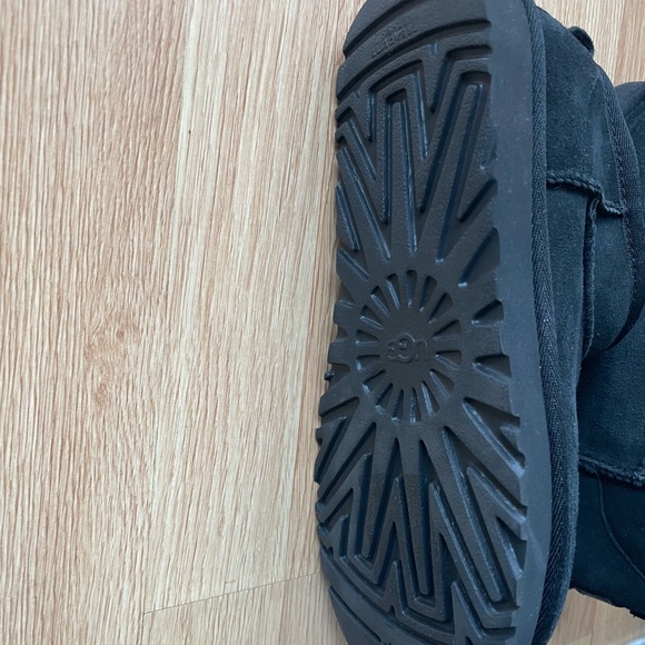UGG - Picture 2 of 5
